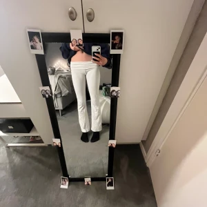 Vita yogapants lågmidjade - Vita yoga pants som är lågmidjade. Använda få gånger för jag växte ut de snabbt. Jag är inte riktigt säker på storleken men jag är 164 och de är lite korta för mig.