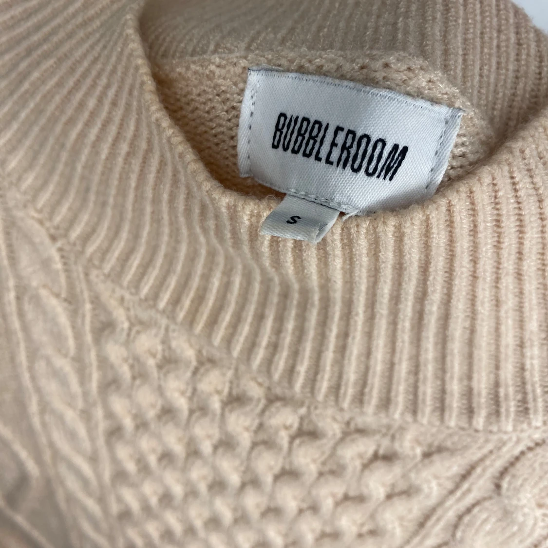 Beige stickad tröja från Bubbleroom - 92