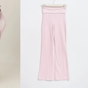 Beige mjukisbyxor - Ett par bekväma rosa mjukisbyxor med låg midja och bootcut-stil. Byxorna är tillverkade i ett mjukt material och har en lös passform. Avklippta pga för långa