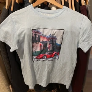 Centauri t-shirt - Säljer min ljusblåa centauri t-shirt då den inte längre passar. Den har endast används några få gånger och inga defekter. Vid intresse eller frågor är det bara att skriva!