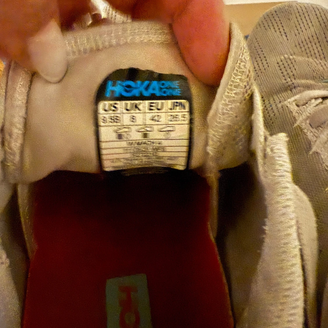 Grå och orange sneakers från Hoka - 92