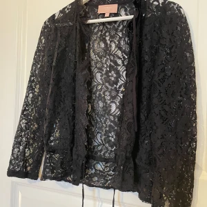 Spets blus - En hel och fin blus från InWear i jätte fint skick. Man kan knyta den och den har också en guldknapp💞