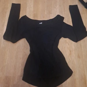 Svart topp från 157 - Säljer en stilren svart topp från 157 i storlek S. Tillverkad av 95% bomull och 5% elastan för en bekväm passform. Perfekt för en enkel och snygg look.