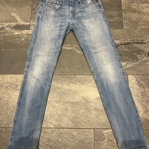 Replay Anbass  - Tja säljer ett par sjukt feta replay anbass i storlek 29/32 i bra skick. Hör av dig om du har några frågor priset är inte hugget i sten😀