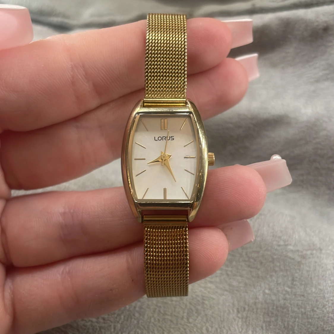 Guldfärgad klocka från Lorus - 1