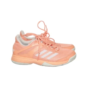 sneakers - Snygga Adidas sneakers i en fräsch korallfärg med vita detaljer och snörning. Perfekta för en sportig look och bekväma för daglig användning.