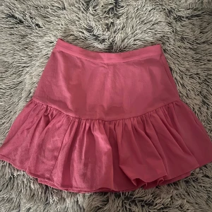 Rosa volangkjol - Söt rosa kjol med volangdetaljer. Aldrig använd så den är som ny💖💗