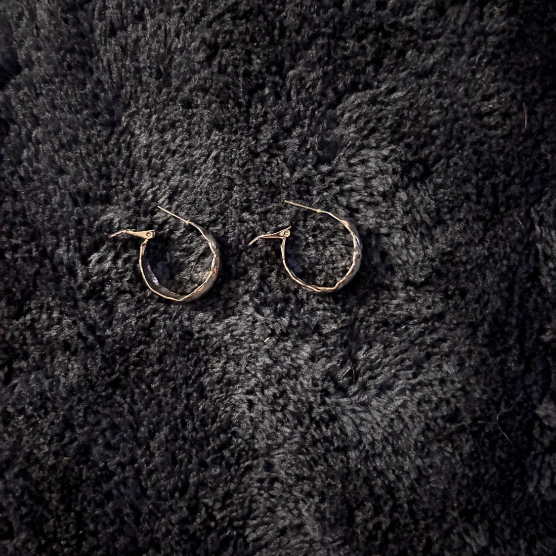 Silverfärgade örhängen i ringform