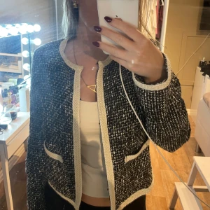 Vår kappa/tröja - Säljer denna skit snygga vår kappa/tröja från lindex i stolek 38. Skulle säga att den är som Xs på. Säljer då jag inte använder den och är helt nytt skick❤️skriv för funderingar!