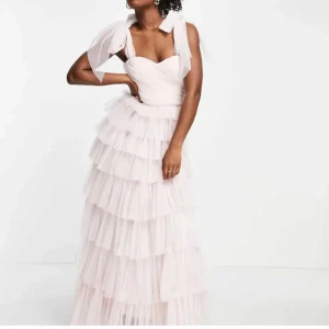 ljusrosa långklänning  - ljusrosa långklänning ex till bal. Den går ner till marken på mig som är 167 cm. Från lace and beads 