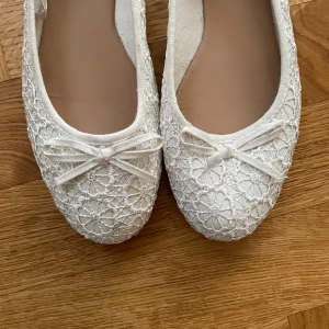 Ballerinaskor - Vita ballerinaskor med broderier 🤍Använt en gång på min bal. Helt slutsålda! 