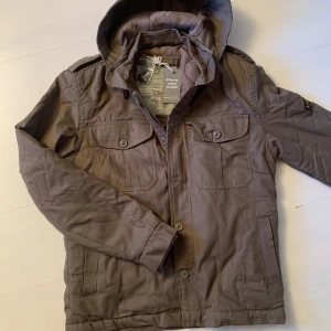 Fodrad field jacka(helt nu)  - Tja, ja säljer nu denna fodrade field jackan i en militärgrön färg och ett fett tryck på armen. Luvan är avtagbrar o jackan är ny med prislapp. Den e perfekt att ha nu i vinter men funkar även sen i vår. Hör av er vid funderingar! 