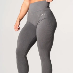 Relode tights - Relode slipstream seamless tights i grått. Storlek L. I fint skick. Säljer då jag inte tycker de passar mig.  Nypris: 649 kr.