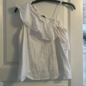 Only blus  - Så fin one choulder blus från only, vit med volang och den är jätte fin🥰