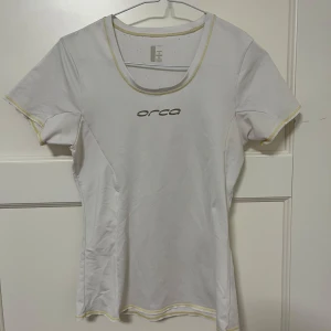 Orca träningströja - Välanvänd träningströja från Orca, men otroligt skön. Fin figurnära passform men har tyvärr blivit för liten för mig nu. Lite nopprig på insidan men märks inte när man har på sig den. Storlek XS men passar nog S också