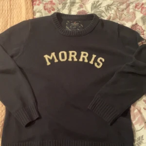 Mörkblå tröja från Morris - Säljer en stilren mörkblå tröja från Morris med texten 'MORRIS'  Inge defekter. Size S men passar även M