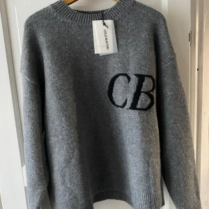 Cole Buxton sweatshirt - Hej! Säljer nu två Cole Buxton tröjor som är helt nya, då jag råkade köpa för dam istället för herr. Storleken är L. Nypris cirka 2500 kronor. Säljer en för 800 och båda för 1500. Kan mötas i Stockholm västerort eller frakta. 