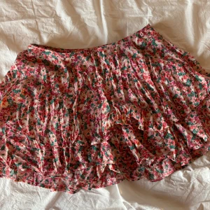 Minikjol från Zara  - Säljer min favorit mini-kjol från Zara. Det är inbyggda shorts men det syns inte utanpå utan är bara där för bekvämlighet. Det är ett litet hål vid dragkedjan som inte syns på. Säljer pga för liten (brukar bära m)  
