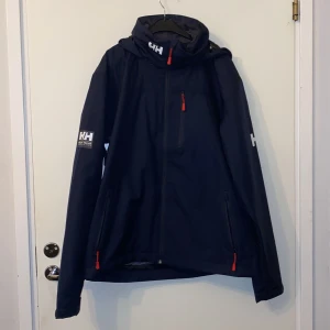 Helly Hansen Jacka - En riktig snygg Helly Hansen jacka som är i jättebra skick. Har knappt använt den och är just därför jag säljer den. Den har storlek L