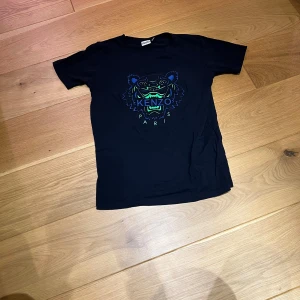 Kenzo T-shirt  - En kenzo tröja som är helt oanvänd. Skick:10/10  