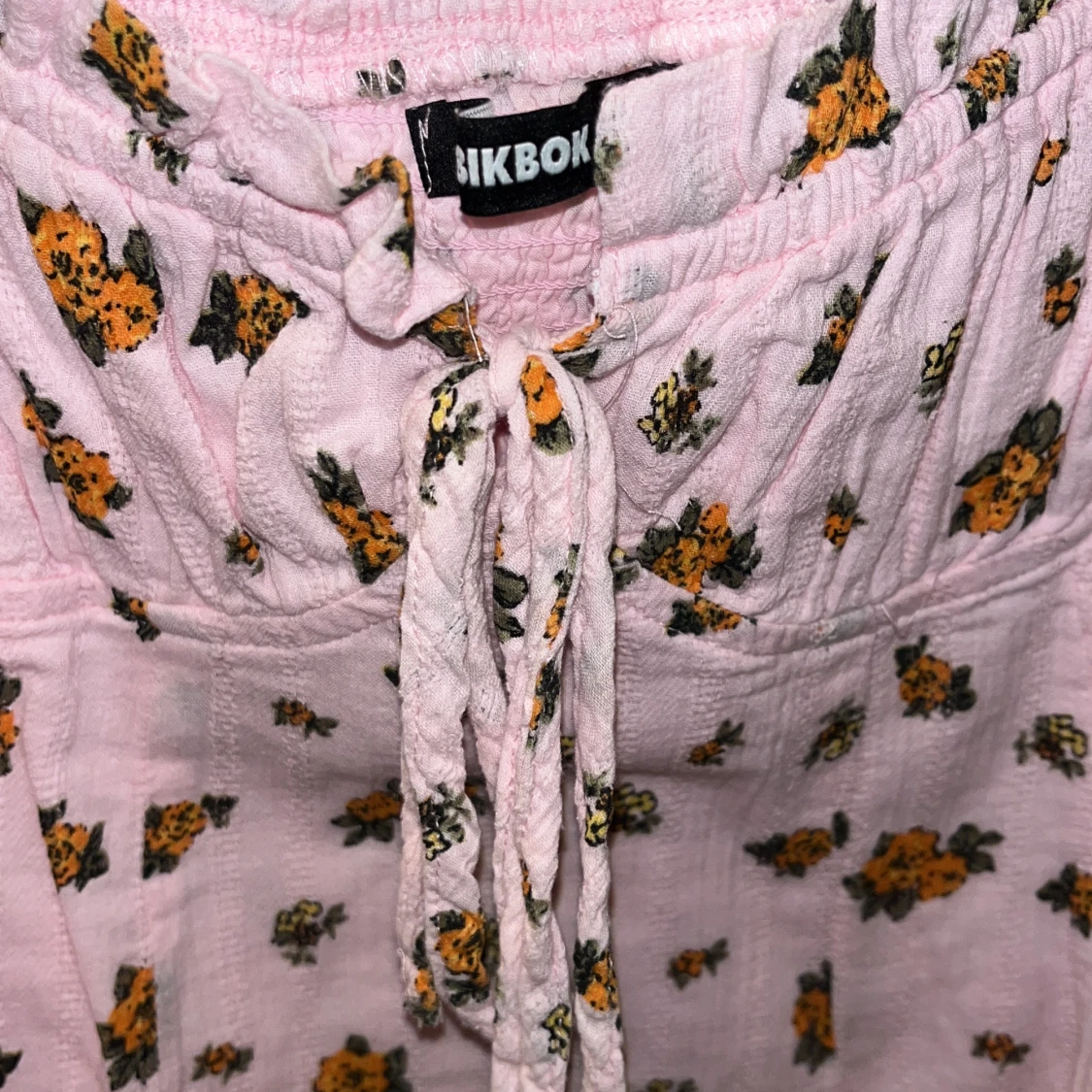 Rosa blommig klänning från BikBok - 92