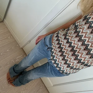 Acne jeans - Såå snygga lågmidjade jeans från Acne med slits😍 midjemått 39 rakt över och innerbenslängd 89💕 jag är 175