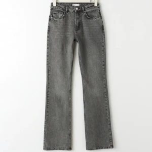 Jeans - Grå jeans ifrån Gina i fint skick 👌🏼❤️‍🔥 (har även i ljusblå med slitning på ena knät)