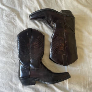 Bruna cowboyboots  - Svin snygga cowboyboots i storlek 38 men väldigt små i storleken så skulle säga en 37. Personligen aldrig använt då de är försmå men köpa på Plick så vet inte hur mycket de användes. Lite slitbanors på båda men ingen som förstör 