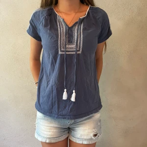 Blå kortärmad blus med broderi - sååå gullig blå blus!!🥰🥰🩵