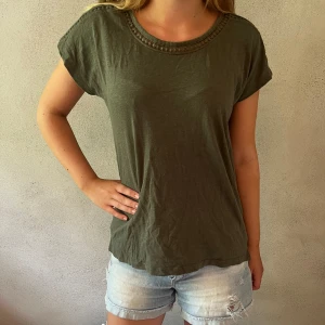 Olivgrön t-shirt med flätad detalj - Så fin grön t-shirt 🤍🤍