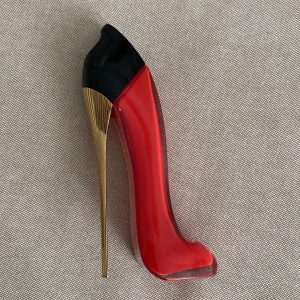 Carolina Herrera Very good girl  - Carolina Herrera Very good girl 50 ml. Ca 1/3 kvar. Säljer då jag inte använder den längre. Nypris ca 1050kr 