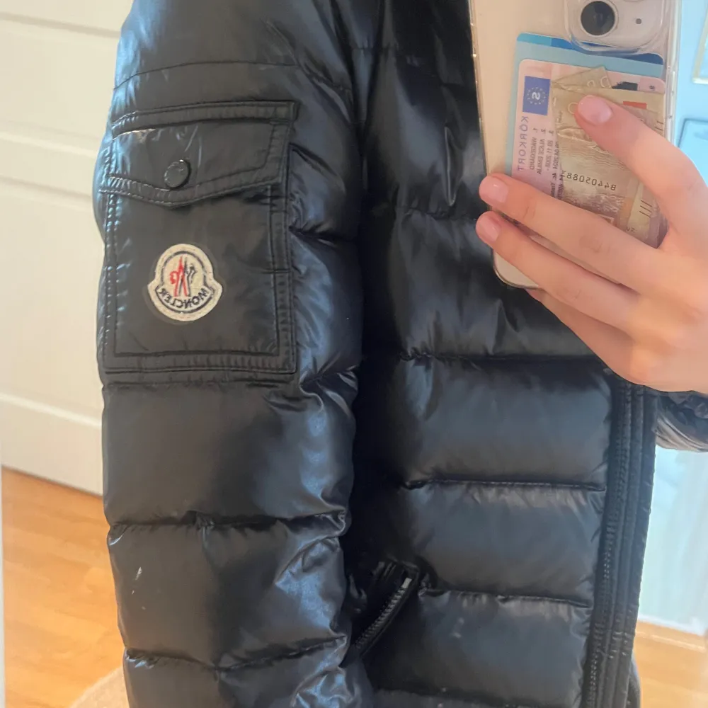 Säljer min moncler jacka som jag har köpt hör på plick JÖTTE fin nu till vintern. Är äkta dp jag fick med bevis men har tappat bort de och har en vit fläck på ena sidan armen (men som inte syns) därför är priset lågt och de kan diskuteras är i st 0 . Takit.