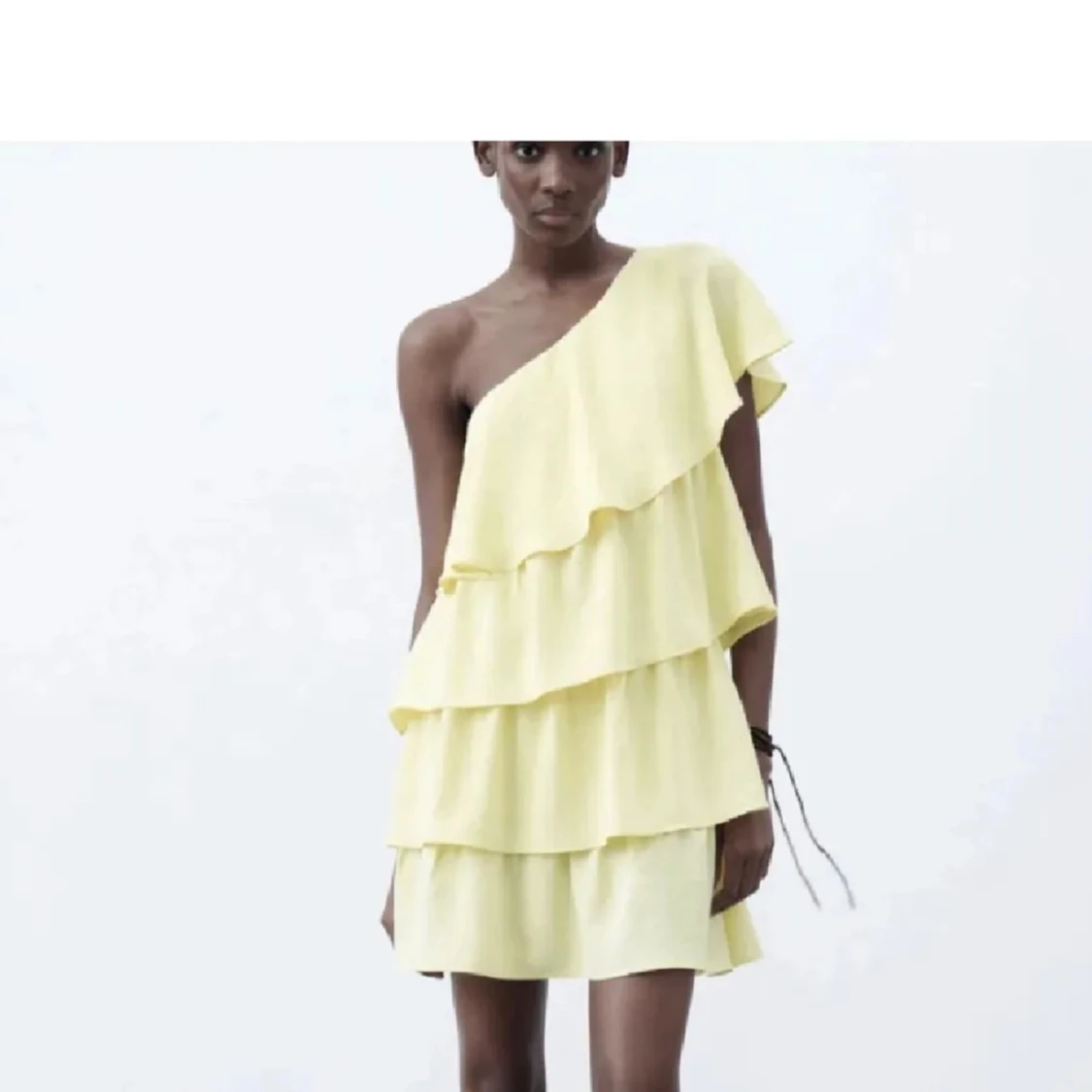 Gul volang klänning - 90