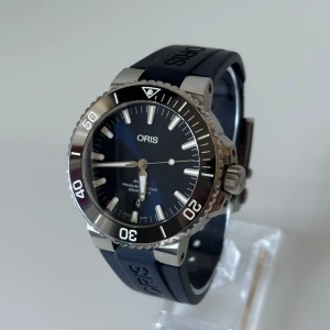 Oris Aquis Date - • Modell: Oris Aquis Date • Storlek: 43,5mm • Referens: 01 733 7730 4135 • År: 2017 • Skick: Mycket Bra • Medföljer: Fullset med både originalband samt länk