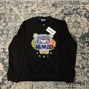 Kenzo tröja - Hej. Jag säljer min kenzo tröja som jag fick i julklapp men som jag ej gillar. Bara testat den nån gång men aldrig användt den. Den är storlek S och perfekt för vintern. Ifall ni har några frågor så kan ni skriva .