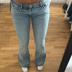 Lågmidjade jeans - Skitsnygga lågmidjade jeans som inte kommer till användning, har endast använts 3 gånger så inprincip nya❤️sitter super bra och perfekt blå färg, 