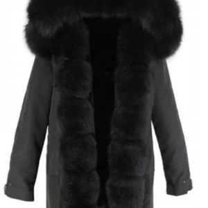 Fatima parka jacka  - Fatima parka Jacka i storlek S, men passar även som M eftersom den är stor i storleken. Jackan är i mycket gott skick och har endast använts en vinter. Pälsen är äkta. Säljes på grund av att jag har köpt en ny jacka. 