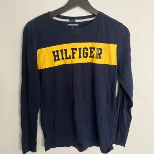 Hilfiger tröja i mycket fint skick str. 164