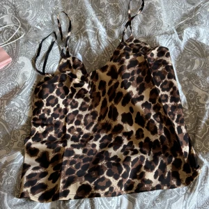 Leo linne - Leo linne som sisters point. Helt nytt, endast provat. Jag är en M men tyckte den satt tight över brösten 