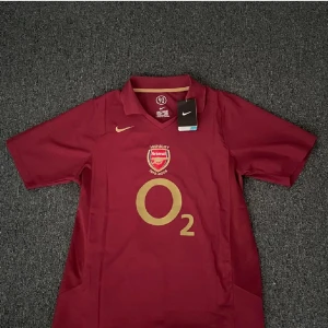 Arsenal tröja  - Säljer min arsenal tröja då jag har aldrig används den och är i toppskick. Tröjan är från säsongen 05/06 då det var allra sista säsongen i highbury arenan. Henry nummer 14 på ryggen. Tröjan är i storlek L. 