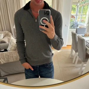 Jon Henric tröja - Hej, säljer nu min fina John Henric halfzip storlek S. Den är i nyskick med nypris på cirka 1200kr! Vi kommer att sälja liknande produkter så glöm inte följa profilen!🌊🍾