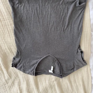 Grå T-shirt från hm - En basis T-shirt/ träningströja som knappt är använd, pris kan diskuteras