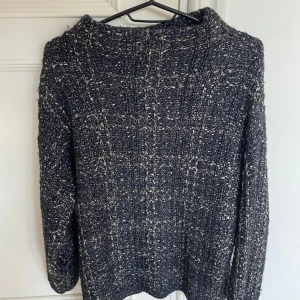 Stickad Massimo Dutti tröja  - Snygg stickad tröja från Massimo Dutti, knappt använd, inga defekter💕