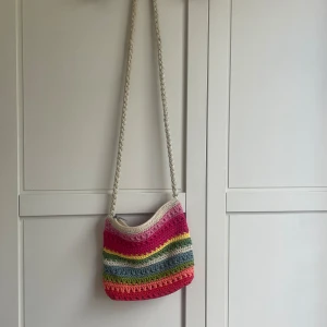 Virkad väska - Fin virkad väska i fint skick! Ett litet fack med dragkedja på baksidan.