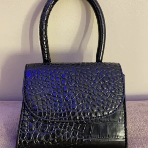 Handväska  - Säljer denna svarta handväska. Inga defekter. Använd köp nu💕