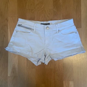 Vita lågmidjade shorts - Lågmidjade jeansshorts i bra skick med dragkedjedetalj Midjemått: ca 80 cm 