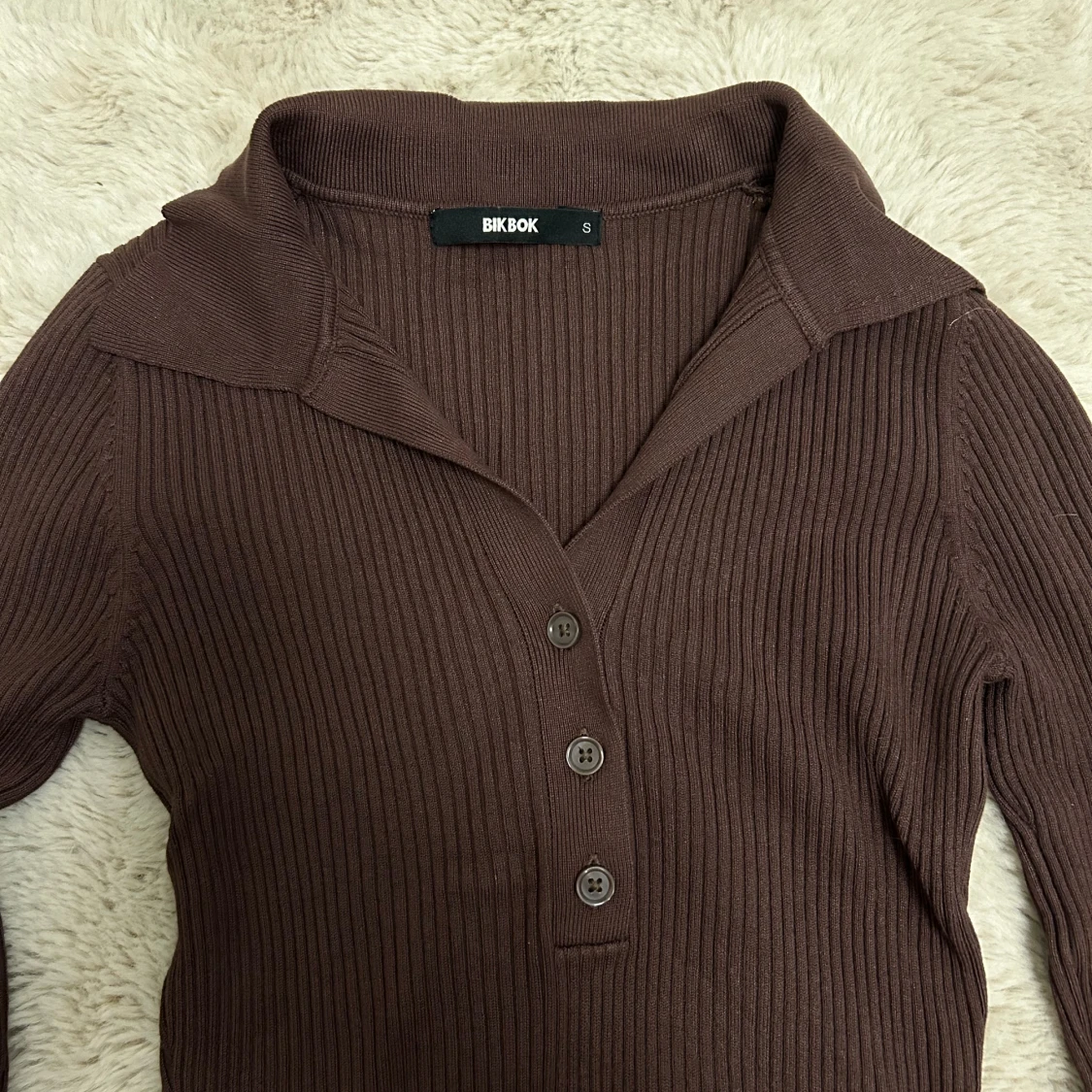 Brun ribbad långärmad klänning  - 92