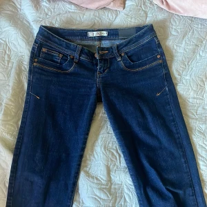 Ltb jeans low waist - Säljer dessa mörkblå skit snygga Ltb jeans i fint skick, jeansen är i modellen ”valeire” i storlek w26 L32, men jag skulle säga att de är mer som w27 då jag vanligtvis har w26 i midjemått men dessa är för stora för mig, och det är därför jag säljer 🩷