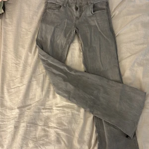 Lågmidjade gråa jenas - Dom har inte kommit till användning så som jag önska, jag är 162cm och byxorna är ner i marken, jag har dock sprättat upp dom. Jag är vanligtvis en strl Xs/S men dessa passar bra💞