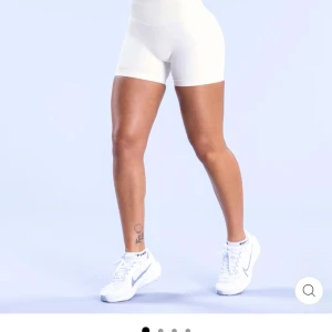 Ivory Impact Shorts - gym shorts från DFYNE i modellen Impact, storlek S. aldrig använda, originalförpackning finns kvar. 